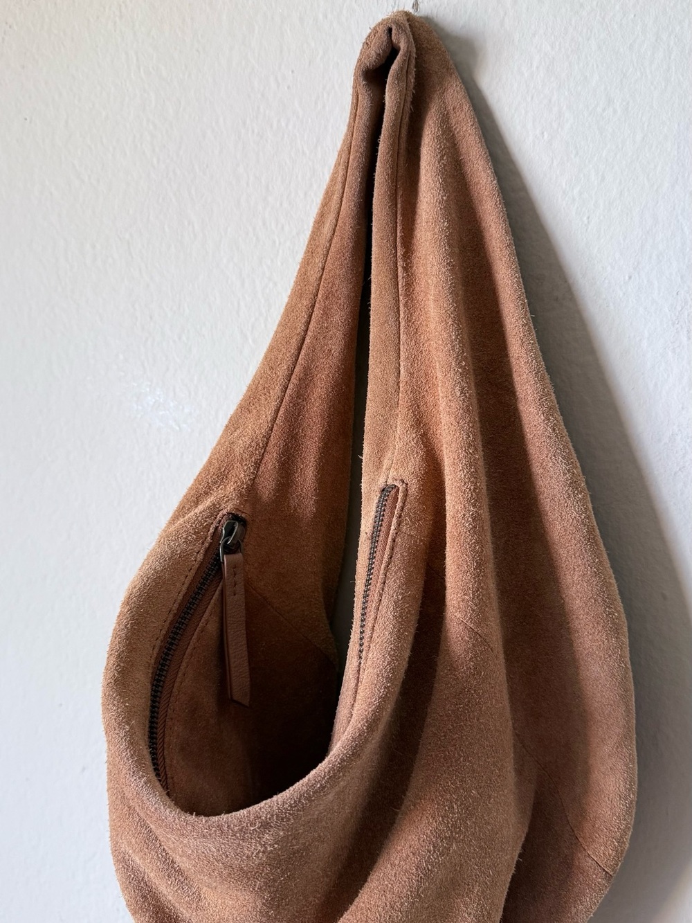 ASOS DESIGN Suede Slouchy Scoop Tote Bag in Tan- Brown - Picture 7 of 12
